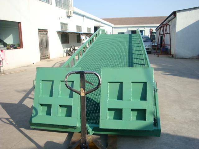移動(dòng)式液壓登車(chē)橋